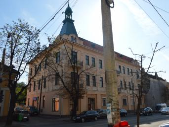 Cladire istorica - central - pretabila hotel/cladire de birouri